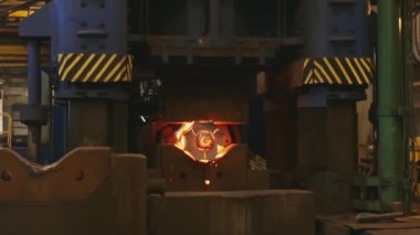 Erimiş metal boş. Kütük demirci basında dövülür. Makine Dökümhane'de Parlayan Çelik Çubuğu Çekiçler. karanlık atölyede çok sıcak demir bar demir demirci demirci demirci kadar kaybetmek.