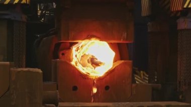 Erimiş metal boş. Kütük demirci basında dövülür. Makine Dökümhane'de Parlayan Çelik Çubuğu Çekiçler. karanlık atölyede çok sıcak demir bar demir demirci demirci demirci kadar kaybetmek.