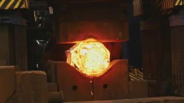 Erimiş metal boş. Kütük demirci basında dövülür. Makine Dökümhane'de Parlayan Çelik Çubuğu Çekiçler. karanlık atölyede çok sıcak demir bar demir demirci demirci demirci kadar kaybetmek.