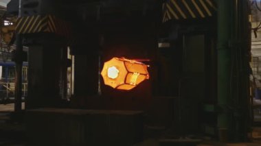 Erimiş metal boş. Kütük demirci basında dövülür. Makine Dökümhane'de Parlayan Çelik Çubuğu Çekiçler. karanlık atölyede çok sıcak demir bar demir demirci demirci demirci kadar kaybetmek.