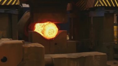 Erimiş metal boş. Kütük demirci basında dövülür. Makine Dökümhane'de Parlayan Çelik Çubuğu Çekiçler. karanlık atölyede çok sıcak demir bar demir demirci demirci demirci kadar kaybetmek.