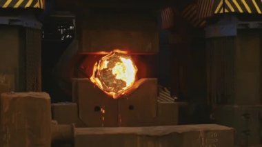 Erimiş metal boş. Kütük demirci basında dövülür. Makine Dökümhane'de Parlayan Çelik Çubuğu Çekiçler. karanlık atölyede çok sıcak demir bar demir demirci demirci demirci kadar kaybetmek.