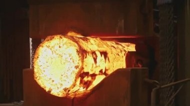 Erimiş metal boş. Kütük demirci basında dövülür. Makine Dökümhane'de Parlayan Çelik Çubuğu Çekiçler. karanlık atölyede çok sıcak demir bar demir demirci demirci demirci kadar kaybetmek.