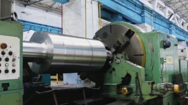 Büyük rulo fabrikada metal haddeleme makinesi üzerinde oluşturulur. Profillerin oluşturulması. Haddehane hazırlama atölyesi. Makine parçalarının işlenmesi.