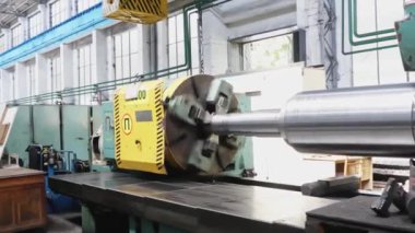 Büyük rulo fabrikada metal haddeleme makinesi üzerinde oluşturulur. Profillerin oluşturulması. Haddehane hazırlama atölyesi. Makine parçalarının işlenmesi.