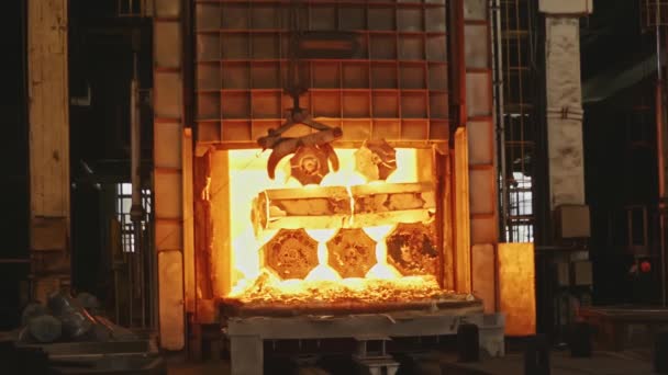 Δούλεψε Γερανός Εργοστάσιο Μηχανικής Γερανός Ανυψώνει Καυτά Χαλύβδινα Μπιλέτα Για — Αρχείο Βίντεο