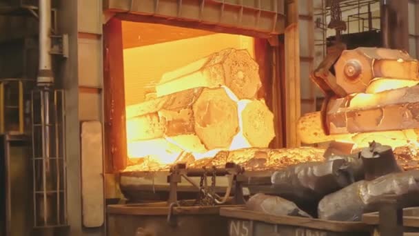 Рабочий Клещевой Кран Машиностроительном Заводе Кран Поднимает Горячие Стальные Заготовки — стоковое видео