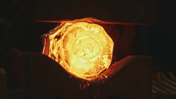 Растворенный Металл Холостой Заготовка Выковала Кузнеце Прессу Машина Hammers Glowing — стоковое видео