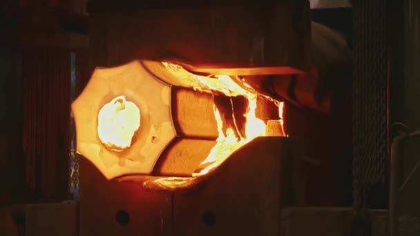 溶融金属ブランク ビレットは鍛冶屋でプレスを鍛造した 機械は鋳造所で輝く鋼鉄棒をハンマー 大きな機械的鍛冶屋のハンマーを失うことは 暗いワークショップで非常に熱い鉄の棒を鍛えます — ストック動画