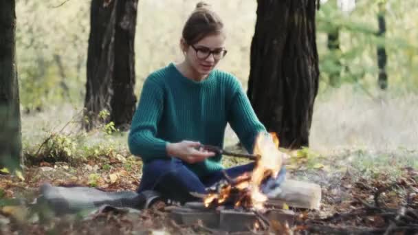 Joven Mujer Caucásica Sentada Cerca Fogata Atardecer Frío Calienta Sus — Vídeos de Stock