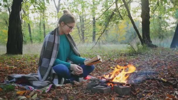 Pretty Smiling Woman Sitting Campfire Cold Sunset Drinks Tea Coffee — Stock Video