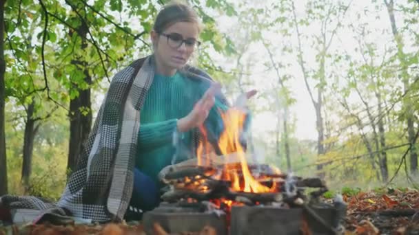 Pretty Smiling Woman Reads Book Campfire Cold Sunset Autumn People — Stock Video