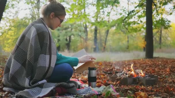 Пішохідна Дівчина Читає Книжку Біля Багаття Люди Живуть Здоровим Активним — стокове відео