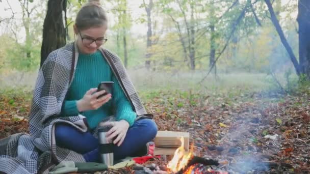 Mladá Dívka Turistka Natáčí Video Krásného Táboráku Mobilní Telefon Fotoaparát — Stock video