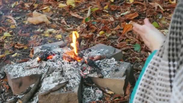 Close Shot Young Caucasian Woman Warming Her Hands Campfire Together — Stock Video