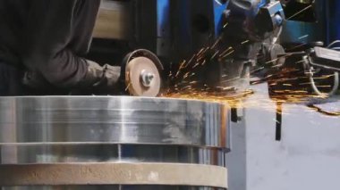 Bir açı öğütücü ile metal kesim sırasında kıvılcım. İşçi metal köşeyi keser..