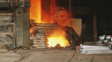 Fabrikada sıvı metal, dökümhane, eritme demir ve işleme. Patlama Fırını Çelik Üretim Çelik Fabrikası. Kapat.