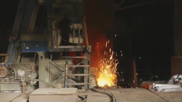 Fabrikada Sıvı Metal Dökümhane Eritme Demir Işleme Patlama Fırını Çelik — Stok video