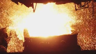 Çelik fabrikasında dökümhanesinde metal eritme. Birçok sparcles, demir endüstrisi ile fırınından dökülmüş sıcak çelik için yakın.