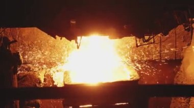 Çelik fabrikasında dökümhanesinde metal eritme. Birçok sparcles, demir endüstrisi ile fırınından dökülmüş sıcak çelik için yakın.