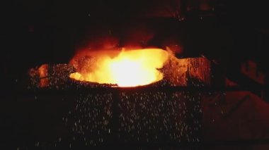 Çelik fabrikasında dökümhanesinde metal eritme. Birçok sparcles, demir endüstrisi ile fırınından dökülmüş sıcak çelik için yakın.