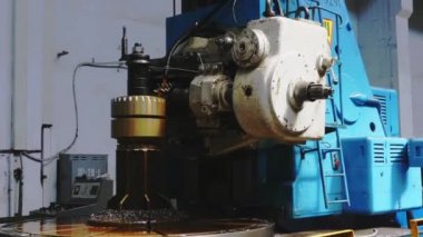 Yuvarlanan rulo şeklindeki metal işleri. Yuvarlanan çelik levhalar için tekerlekli değirmen makinesi. Petrollü değirmen makinesi. Yuvarlanan değirmen hazırlık atölyesi. Makine parçalarının mekanizması.