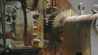Yuvarlanan rulo şeklindeki metal işleri. Yuvarlanan çelik levhalar için tekerlekli değirmen makinesi. Petrollü değirmen makinesi. Yuvarlanan değirmen hazırlık atölyesi. Makine parçaları mekanizması. Kapat.. 