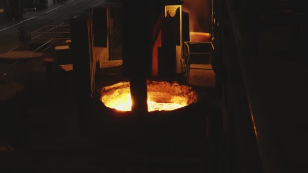 製鉄所における鋳物工場における金属の製錬多くの Sparcles 鉄産業と炉から注がれているホットスチールのクローズアップ — ストック動画