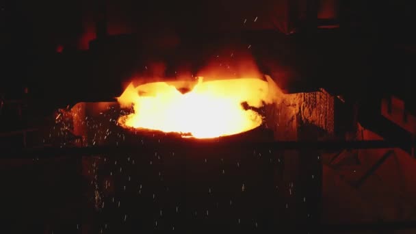금속을 금속을 주조하고 있습니다 뜨거운 용광로 제조업 가까이 — 비디오