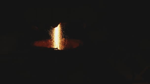 금속을 금속을 주조하고 있습니다 뜨거운 용광로 제조업 가까이 — 비디오