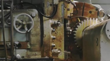 Yuvarlanan rulo şeklindeki metal işleri. Yuvarlanan çelik levhalar için tekerlekli değirmen makinesi. Petrollü değirmen makinesi. Yuvarlanan değirmen hazırlık atölyesi. Makine parçaları mekanizması. Kapat.. 