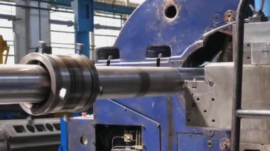 Büyük rulo fabrikada metal haddeleme makinesi üzerinde oluşturulur. Profillerin oluşturulması. Haddehane hazırlama atölyesi. Makine parçalarının işlenmesi.