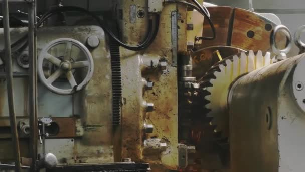 滚压成形辊金属加工 轧钢板材轧机 磨粉机与油关闭 轧机准备车间 机械零件的加工 靠近点 — 图库视频影像