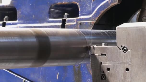 数Cnc机器的特写 该机器穿入钢辊 在金属成型过程中 扭曲的芯片从一块钢金属上飞下来 机床车间的车用工具剃须 — 图库视频影像