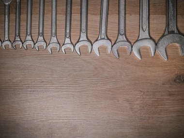 Ahşap arka planda farklı boyutta anahtarların yakın plan çekimi..