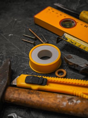 Çeşitli inşaat aletlerinin arka planı. Siyah arkaplanda inşa araçları onarım seti. 