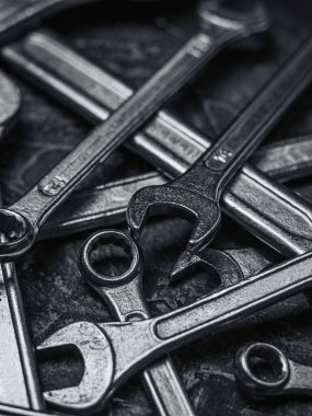 Anahtarlar, gri taş masadaki aletler. İşçi araçları ve ekipmanları yakın plan.