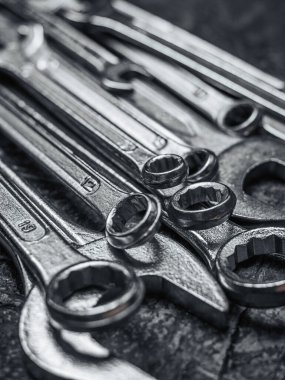 Anahtarlar, gri taş masadaki aletler. İşçi araçları ve ekipmanları yakın plan.