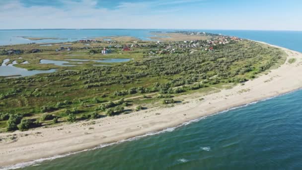 Widok z lotu ptaka na morze. Zdjęcia z lotu ptaka. Plaża, wybrzeże. Piasek pluje w słoneczne lato. Fantastyczny widok z lotu ptaka na wyspy piaszczysta kosa z odbiciem słońca. — Wideo stockowe