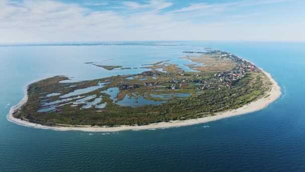 Aerial view of sand spit that goes into the sea. Aerial video shooting. Beach, coastline. Sand spit in sunny summer. Fantastic Aerial view on islands sandy scythe with reflection of sun. — Stock Video