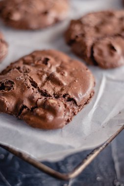 Çamaşır beyazlatılmamış parşömen kağıdında çikolatalı kurabiye. Çikolatalı kurabiyeler ve kurabiye kağıdı. Kapatın. Boşluğu kopyala