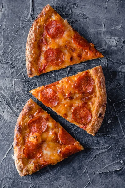 Siyah arka planda Pepperoni pizza dilimi. Bir dilim pepperoni pizza, üstten fotokopi.