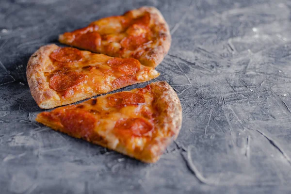 Siyah arka planda Pepperoni pizza dilimi. Bir dilim pepperoni pizza, üstten fotokopi.