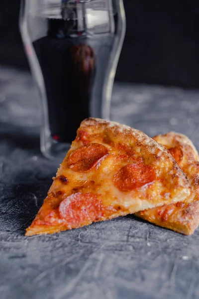 Kawałki Pizzy Pepperoni Czarnej Tablicy Tradycyjna Włoska Pizza Szklanka Coli — Zdjęcie stockowe