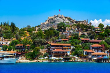 Türkiye - 30 Temmuz 2018 - derin mavi deniz, yeşil Adaları