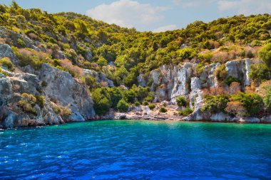 Demre Kekova Türkiye Adaları - 30 Temmuz 2018 - derin mavi deniz, yeşil ada, Demre Adası, Kekova Adası. Denizden yaz günü, güneş parlar görüntülemek