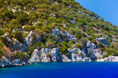 Demre Kekova Türkiye Adaları - 30 Temmuz 2018 - derin mavi deniz, yeşil ada, Demre Adası, Kekova Adası. Denizden yaz günü, güneş parlar görüntülemek
