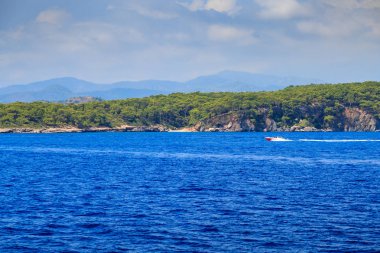Demre Kekova Türkiye Adaları - 30 Temmuz 2018 - derin mavi deniz, yeşil ada, Demre Adası, Kekova Adası. Denizden yaz günü, güneş parlar görüntülemek