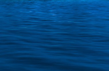 Mavi deniz dalgaları güneş ışığı