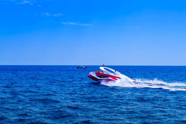 Kemer Turquia Julho 2018 Barcos Navegam Mar Mediterrâneo Barco Vermelho — Fotografia de Stock